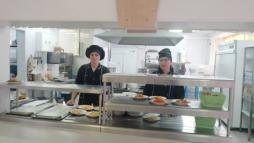 Родительский контроль в школьной столовой

 28 ноября 2025 года, прошла проверка комиссией родительского контроля организации горячего питания в нашей школьной столовой. Основная цель мероприятия заключалась в оценке качества предоставления услуг и создании комфортных условий для учеников.